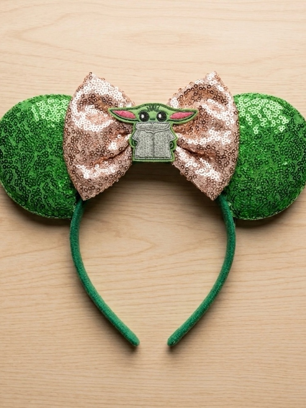 Diadema de Orejas Estilo Grogu (Baby Yoda) con Lazo de Lentejuelas Rosa Gold.